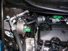 Zu sehen ist der Motorraum des Honda Civic 1.8 103 KW nach der Autogasumrüstung